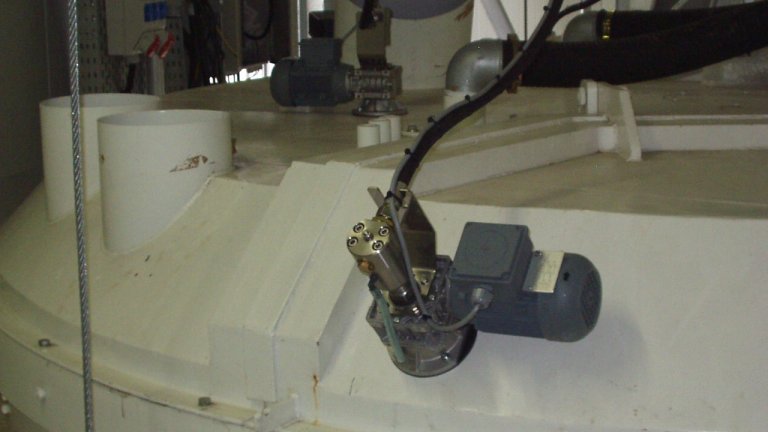 RD3 washhead mounted on pan-type mixer